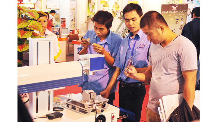 Doanh nghiệp giới thiệu mặt hàng tại hội chợ hàng công nghiệp. Ảnh: NGUYỄN HẢI