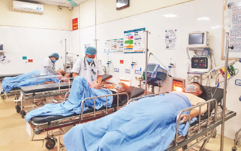 Nhiều người già nhập viện do thời tiết rét đậm, rét hại.