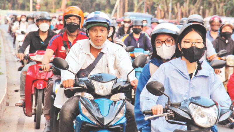 Tình trạng kẹt xe trên đường Trần Quốc Hoàn.