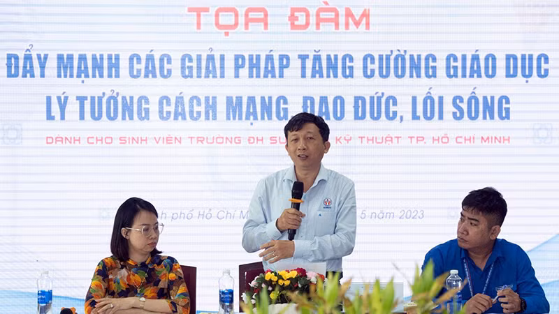 Tọa đàm “Đẩy mạnh các giải pháp tăng cường giáo dục lý tưởng cách mạng, đạo đức, lối sống cho sinh viên” tại Trường đại học Sư phạm kỹ thuật Thành phố Hồ Chí Minh. (Ảnh Khánh HUY)