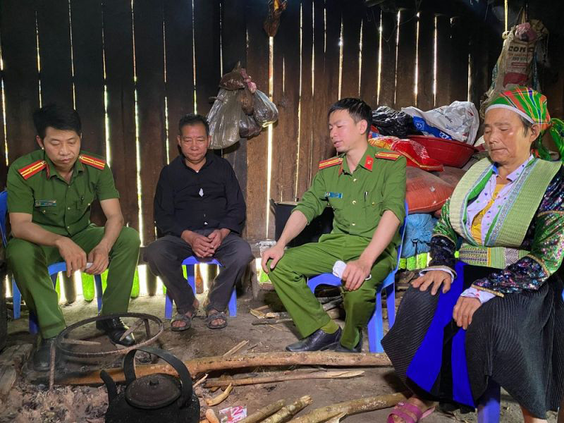 Công an xã Yên Lâm, huyện Hàm Yên (Tuyên Quang) vận động người dân không theo đạo Dương Văn Mình.