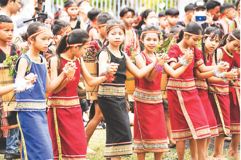  Học sinh TP Kon Tum trong trang phục thổ cẩm truyền thống. 