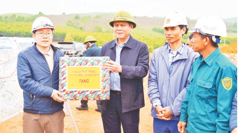 Chủ tịch UBND tỉnh Quảng Bình Trần Thắng (đứng giữa) tặng quà cho cán bộ, công nhân thi công cao tốc bắc-nam đoạn Bùng-Vạn Ninh. (Ảnh HƯƠNG GIANG)