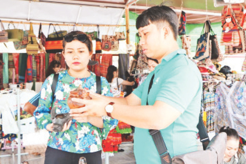 Du khách tham quan và mua sản phẩm gốm Bàu Trúc ở tỉnh Ninh Thuận.