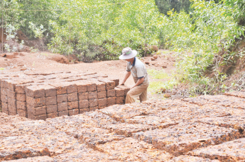 Đá ong được ghép thành khối vững chắc mà không cần mạch hồ kết dính. 