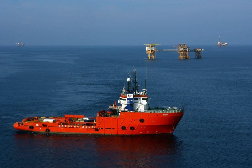 Tàu khai thác và cung cấp vật tư thiết bị cho các giàn khoan tại mỏ Bạch Hổ của Petrovietnam. (Ảnh: TTXVN)