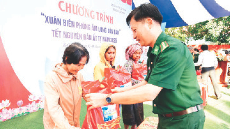 Nhân dân trên tuyến biên giới Bình Phước nhận quà từ Chương trình "Xuân biên phòng-Ấm lòng dân bản".