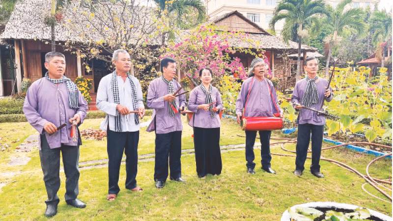 Đội hát sắc bùa Phú Lễ xã Phong Nẫm (huyện Giồng Trôm, tỉnh Bến Tre) biểu diễn trong những ngày đầu xuân.