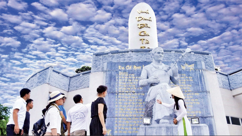Hướng dẫn viên giới thiệu về Khu lưu niệm nghệ thuật đờn ca tài tử Nam Bộ và nhạc sĩ Cao Văn Lầu. (Ảnh HIỆP ANH)