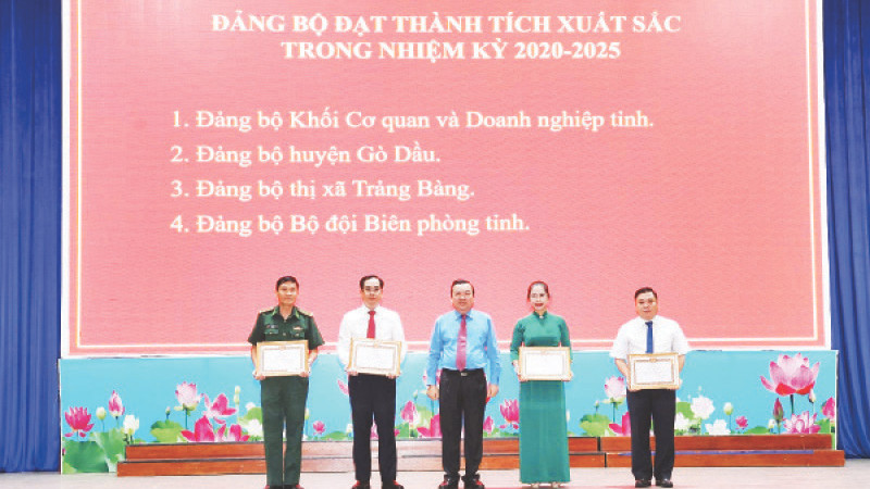 Lãnh đạo Tỉnh ủy Tây Ninh trao bằng khen, tặng các Đảng bộ đạt thành tích xuất sắc trong học tập và làm theo tư tưởng, đạo đức, phong cách Hồ Chí Minh nhiệm kỳ 2020-2025.