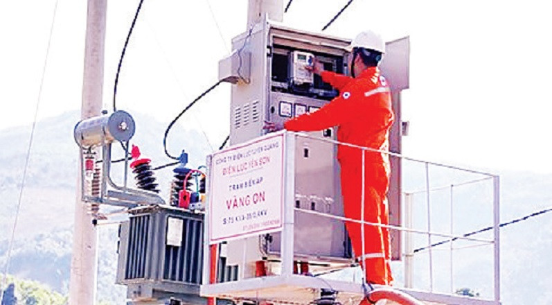 Cán bộ điện lực huyện Yên Sơn kiểm tra trạm biến áp tại thôn Vàng On, xã Trung Minh trước khi đóng điện.