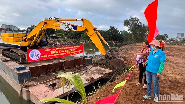 Người dân chứng kiến công trình thí điểm cải tạo cảnh quan cây xanh ven ao hồ, kênh rạch gắn với đường phố
