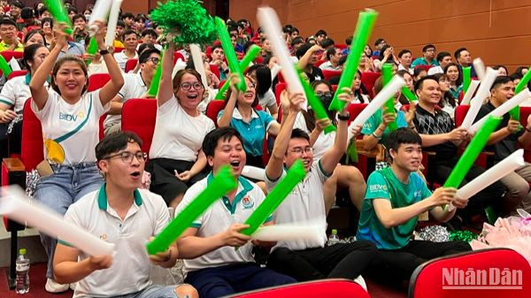 Các đoàn viên, thanh niên cổ vũ cho các thí sinh tham gia Vòng chung kết của hội thi.