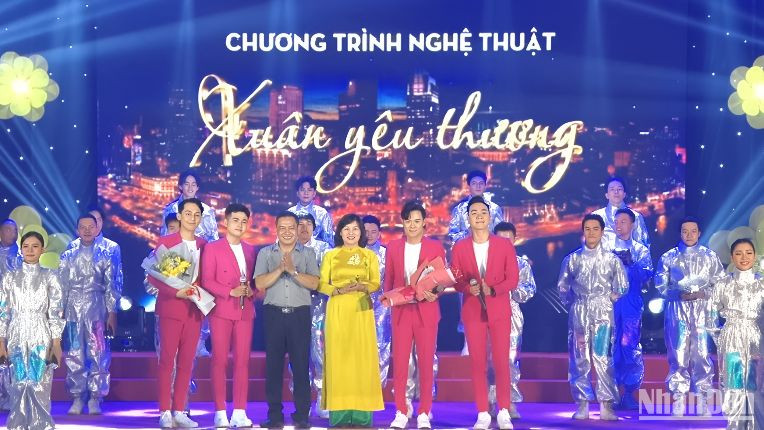 Ban Tổ chức tri ân các nghệ sĩ tham gia chương trình văn nghệ "Xuân yêu thương"
