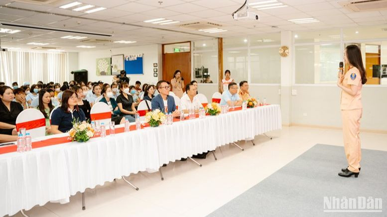 Cảnh sát giao thông tỉnh Hòa Bình tuyên truyền về an toàn giao thông cho công nhân viên trên địa bàn tỉnh