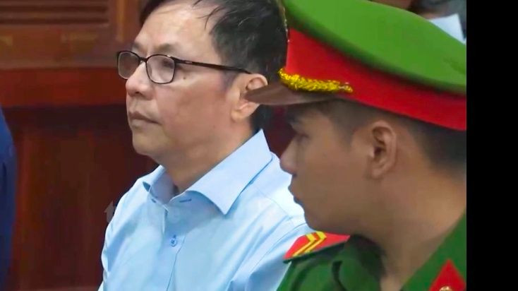 Bị cáo Diệp Dũng (áo trắng) tại phiên tòa.