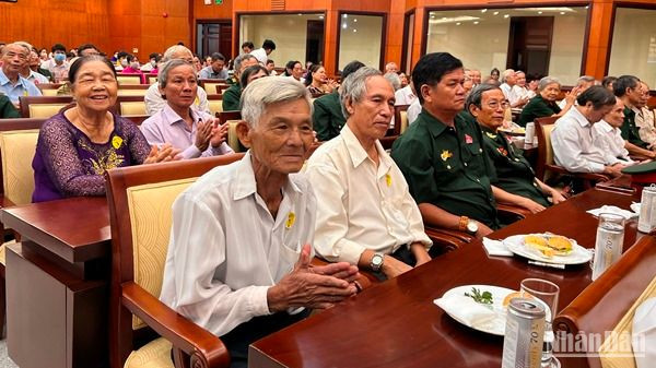 Các đại biểu là người có công tiêu biểu dự họp mặt.