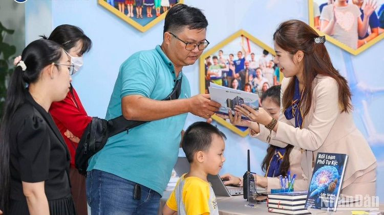 Phụ huynh đăng ký khám bệnh cho trẻ có dấu hiệu phổ tự kỷ