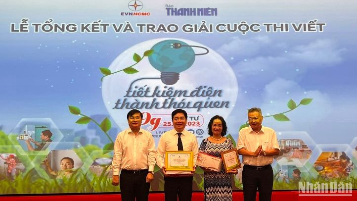 Ban tổ chức trao giải cho các thí sinh đạt giải.