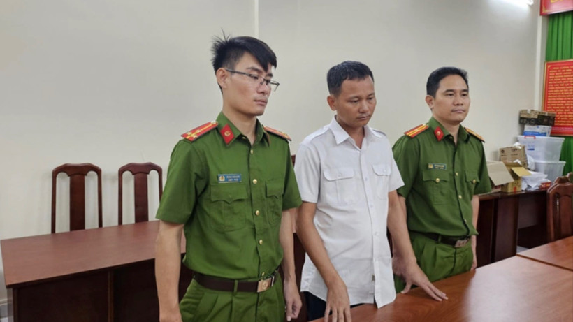 Đối tượng Lê Văn Ngọc (áo trắng) tại Cơ quan chức năng. (Ảnh: Công an cung cấp)