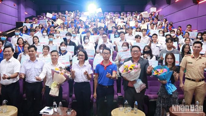 Đại biểu và sinh viên chụp ảnh kỷ niệm tại chương trình.