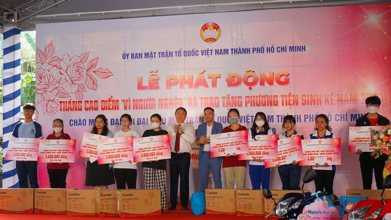Trao tặng bảng tượng trưng và quà tặng cho sinh viên vượt khó học giỏi năm học 2023-2024.