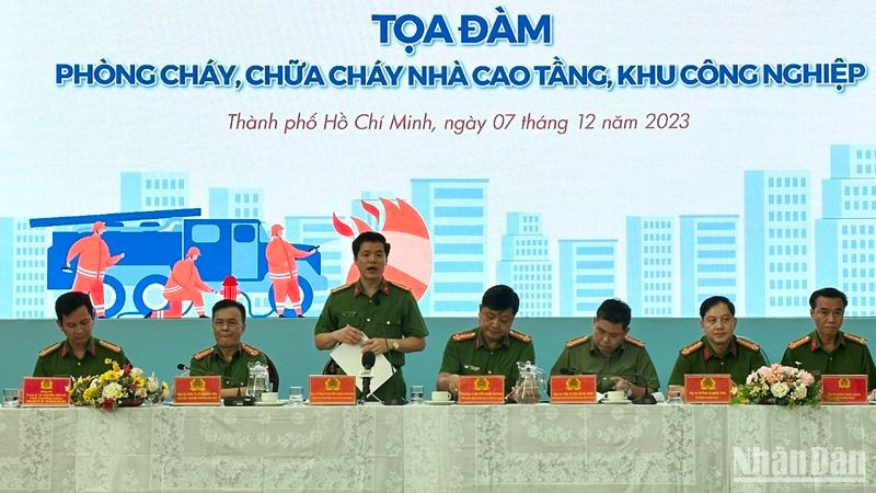 Các đại biểu trao đổi, thảo luận tại tọa đàm.