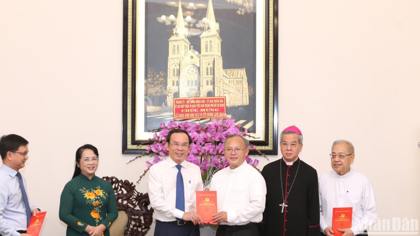 Bí thư Thành ủy Thành phố Hồ Chí Minh Nguyễn Văn Nên cùng các đồng chí trong đoàn chúc mừng Giáng sinh đến Tổng Giáo phận Thành phố Hồ Chí Minh.