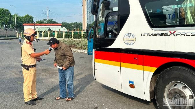 Cảnh sát giao thông kiểm tra nồng độ một lái xe trên Quốc lộ 1. (Ảnh: PC08)