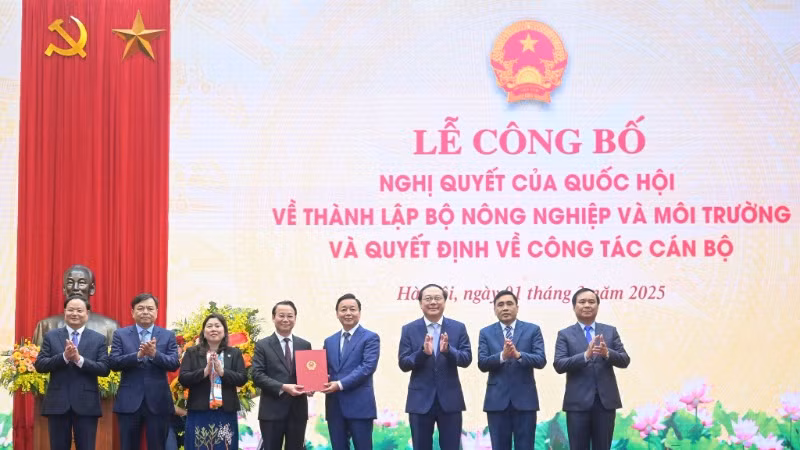 Phó Thủ tướng Trần Hồng Hà trao Nghị quyết của Quốc hội cho tập thể lãnh đạo Bộ Nông nghiệp và Môi trường. (Ảnh: TÙNG ĐINH)