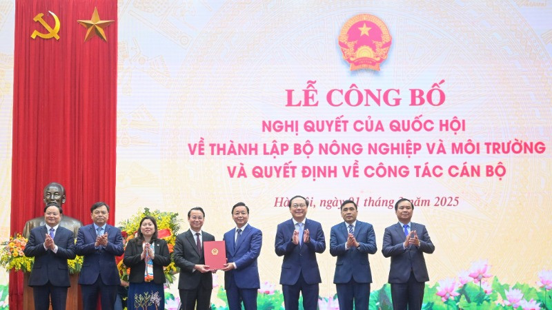 Phó Thủ tướng Trần Hồng Hà trao Nghị quyết của Quốc hội cho tập thể lãnh đạo Bộ Nông nghiệp và Môi trường. (Ảnh: TÙNG ĐINH)