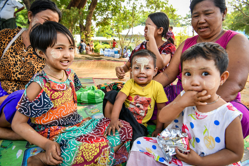 [Ảnh] Những nụ cười trẻ thơ - niềm hy vọng sau thảm họa động đất tại Myanmar