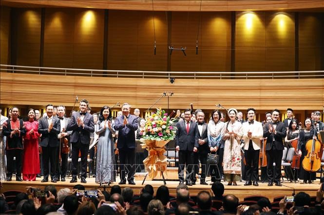 Tổng Bí thư Tô Lâm và Phu nhân cùng Phó Thủ tướng Singapore Heng Swee Keat và phu nhân tặng hoa cho các nghệ sĩ. (Ảnh: Thống Nhất/TTXVN)