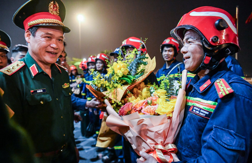 [Ảnh] Hoàn thành nhiệm vụ tại Myanmar, hai đoàn cứu hộ, cứu nạn Việt Nam về nước an toàn