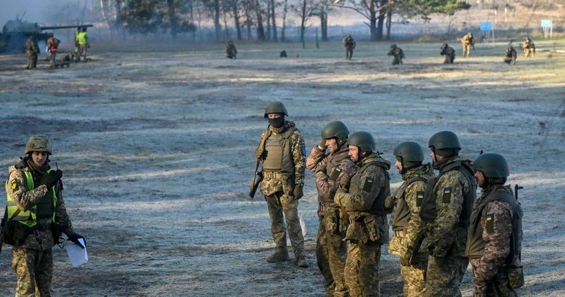 Binh sỹ Ukraine tham gia một buổi huấn luyện ở ngoại ô Kiev. (Ảnh: AFP/TTXVN)
