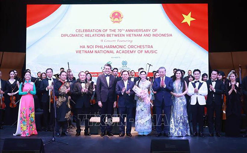 Tổng Bí thư Tô Lâm và ngài Sultan Bachtiar Najamudin, Chủ tịch Thượng viện Indonesia tặng hoa cho các nghệ sĩ. (Ảnh: Thống Nhất/TTXVN)
