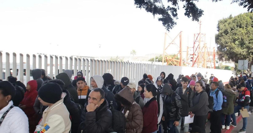 Người di cư tại cửa khẩu ở Tijuana, Mexico. (Ảnh: THX/TTXVN)