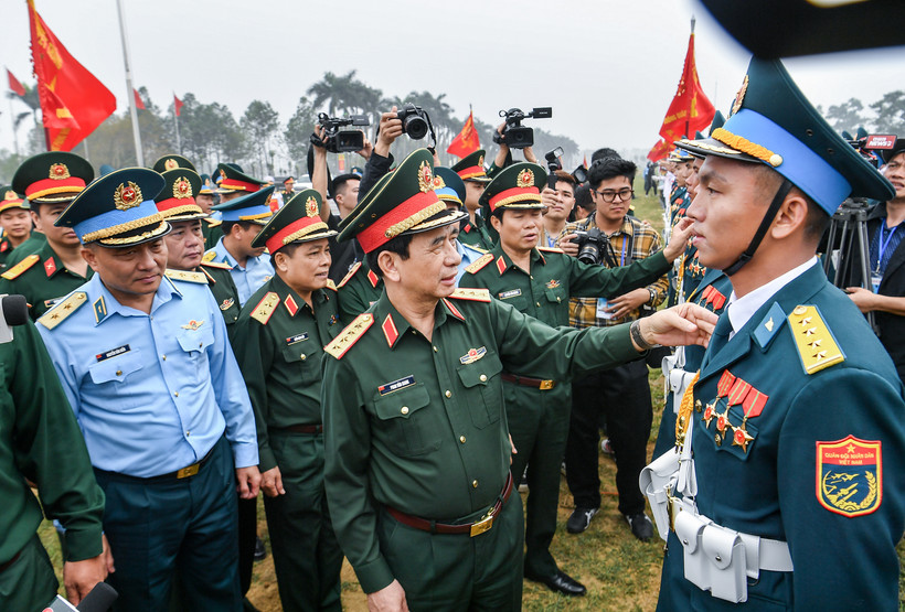 Đại tướng Phan Văn Giang kiểm tra trang phục các khối tham gia hợp luyện.
