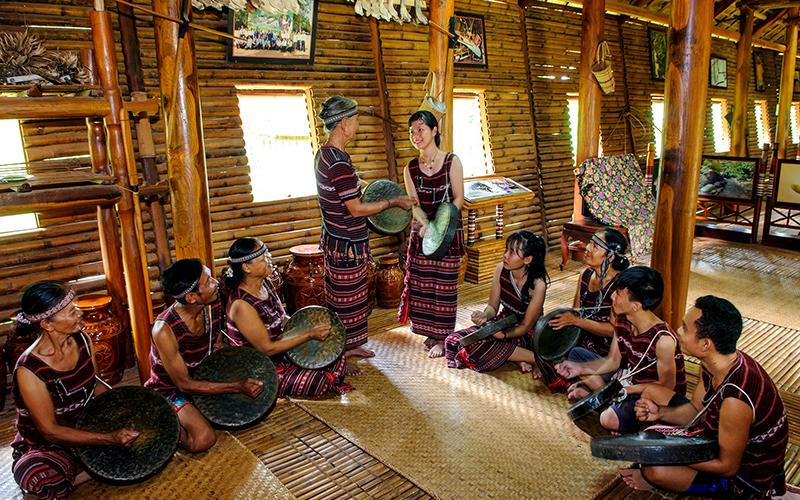 Trao truyền những giá trị văn hóa cho thế hệ sau.