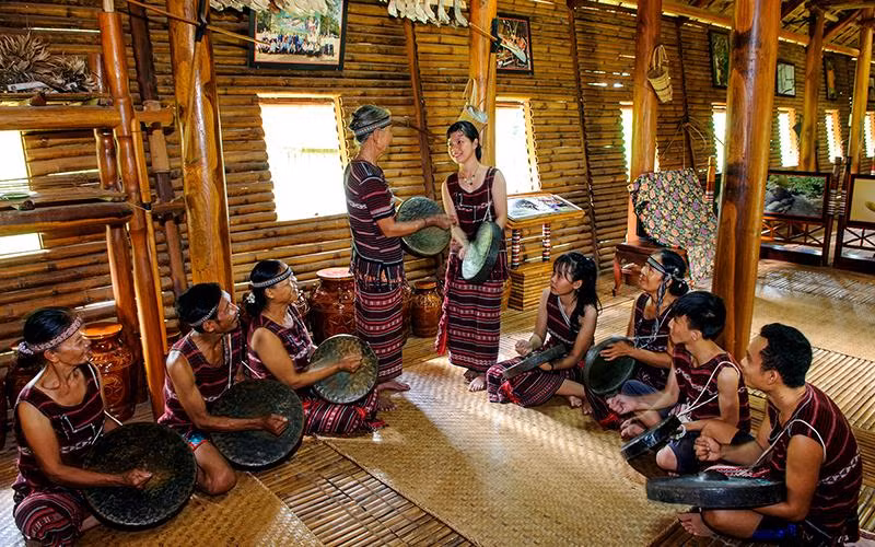 Trao truyền những giá trị văn hóa cho thế hệ sau.