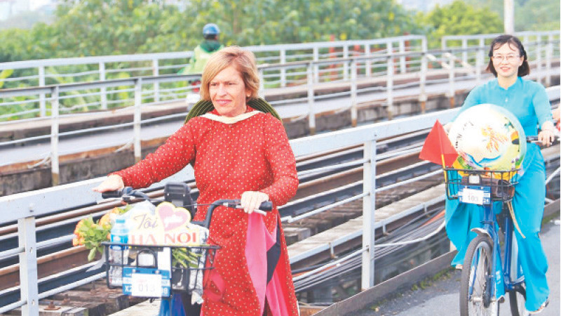 Bà Stella Ciorra trong hành trình đạp xe quảng bá di sản áo dài của Việt Nam.