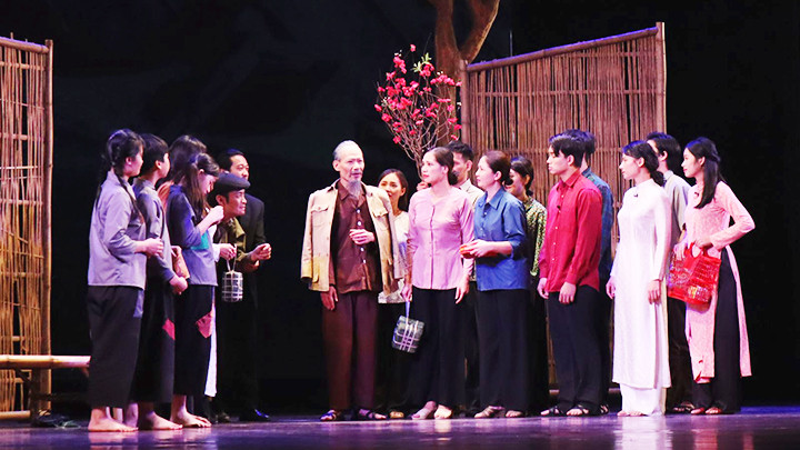 Cảnh trong vở “Bác Hồ và mùa xuân năm ấy” của Nhà hát Kịch Việt Nam. Ảnh: TẠP CHÍ VĂN HÓA NGHỆ THUẬT