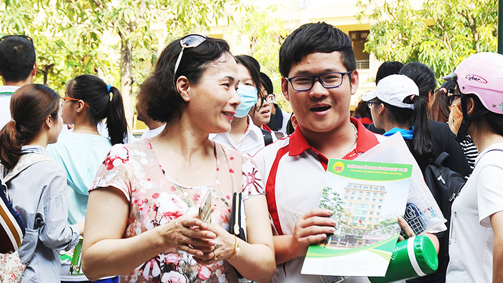 Cha mẹ đồng hành cùng con trong cuộc sống giúp giảm bớt áp lực cho trẻ. Ảnh: BẮC SƠN