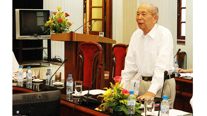 Nhà báo Hồng Hà phát biểu ý kiến tại lễ sơ kết 9 tháng xuất bản Báo Thời Nay (ngày 21/9/2010). Ảnh: HẢI ANH