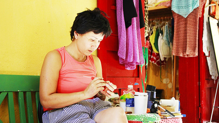 Chị Phương Tú dành trọn đam mê cho đồ tái chế.