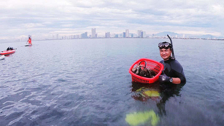 Anh Đào Đặng Công Trung lặn biển nhặt rác thải. Ảnh: NHÂN VẬT CUNG CẤP