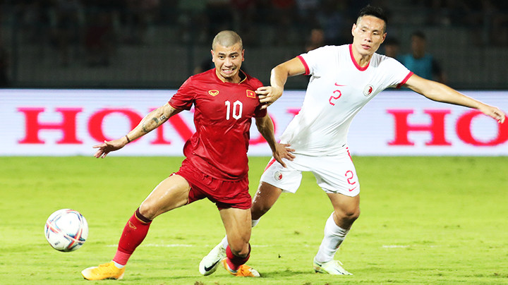 Thanh Bình (10) thi đấu nhiệt tình trong trận đấu với đội tuyển Hồng Công (Trung Quốc) .Ảnh: KHIẾU MINH
