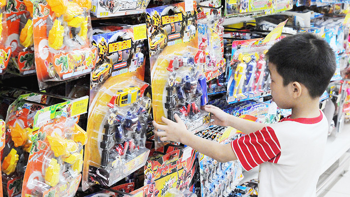 Đồ chơi cho trẻ được bày bán tràn lan. Ảnh: SONG ANH