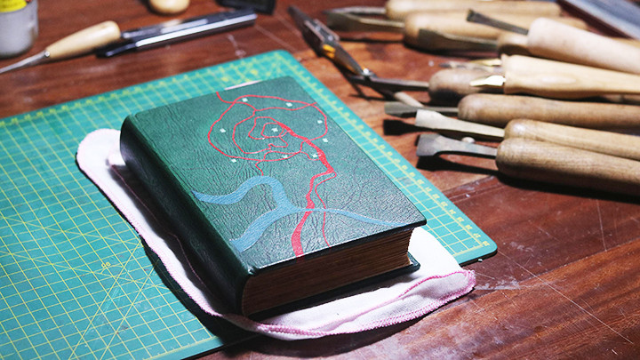 Cuốn sách như được hồi sinh dưới đôi bàn tay tài hoa của chàng trai trẻ.