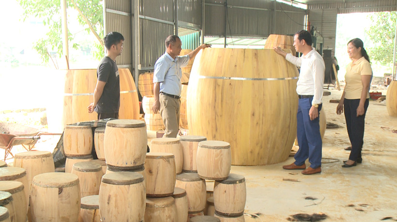 Ông Phạm Chí Trong, Lê Kim Công trao đổi các kỹ thuật về công đoạn làm trống.